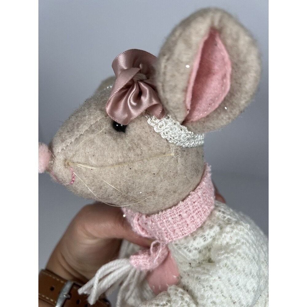 Stuffed‎ Girl Mouse Doll Dressed With A Winter And Heart Motif. She Sits At Edge - Picture 10 of 10